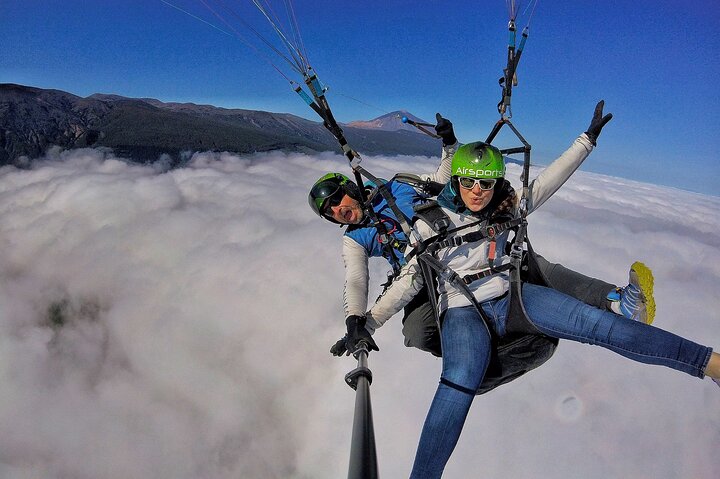 Vuelo en parapente GOLD incluyendo videos / fotos, camiseta y una botella de cava