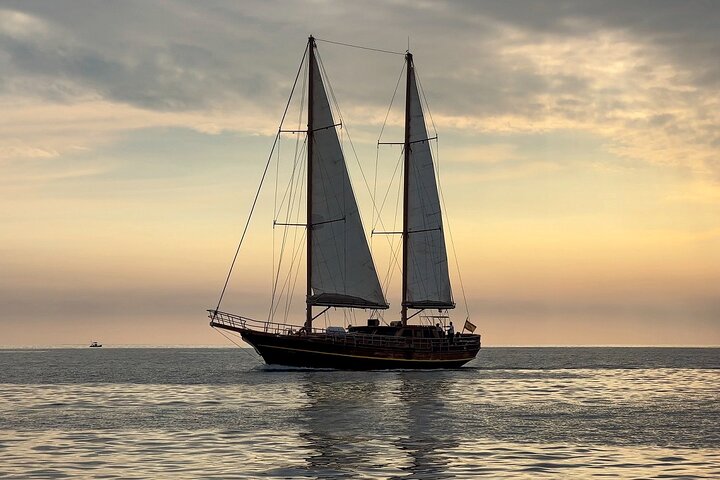 Sunset Boat Fuerteventura con DJ, menú exclusivo y bebidas