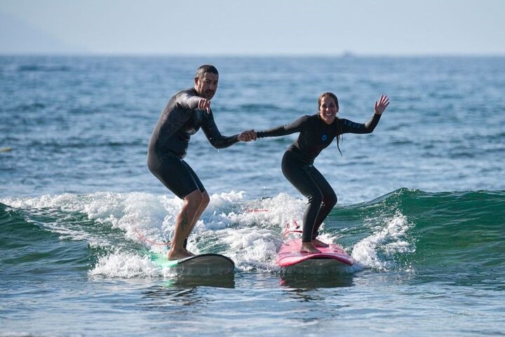 clase de surf en grupo pequeño en Playa de las Américas,Tenerife