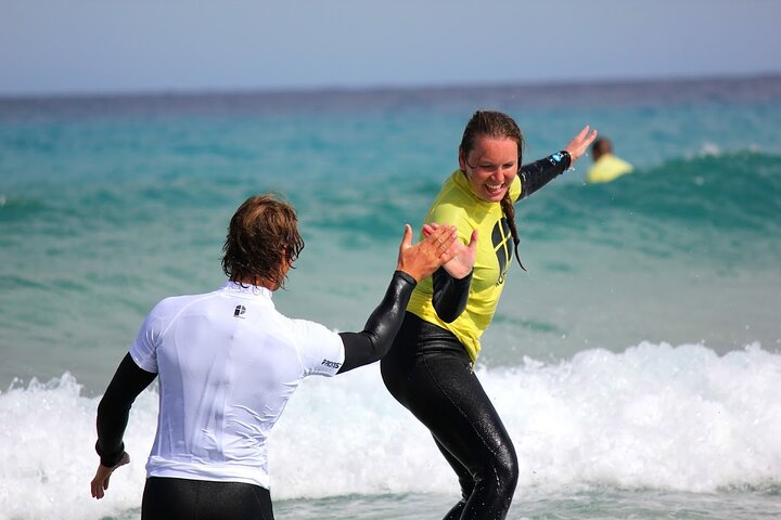 Aprende a surfear en las playas de arena más bonitas de Fuerteventura