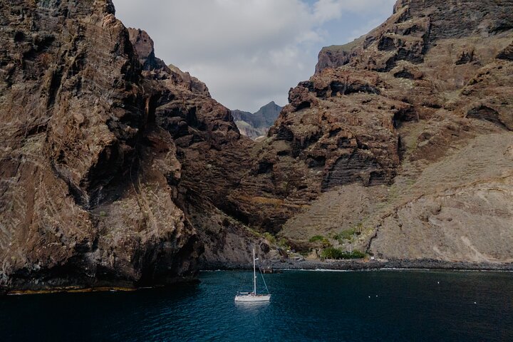 Excursión en velero para grupos pequeños a los acantilados de Los Gigantes con almuerzo